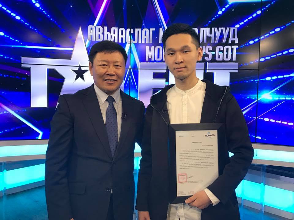 Шижирбатад АНУ-руу аялаж шилдэг технологийн үзэсгэлэн үзэх эрхээр шагналаа